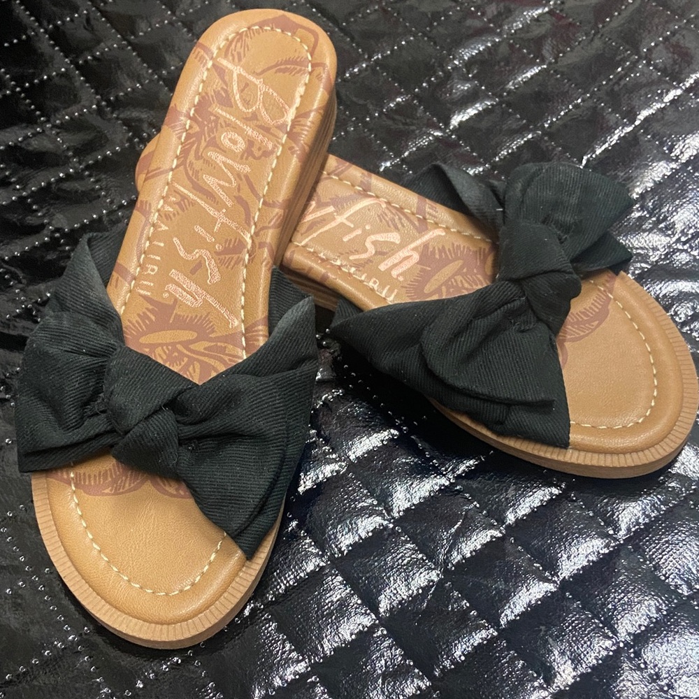 Blowfish Tan and Black Bow Sandals